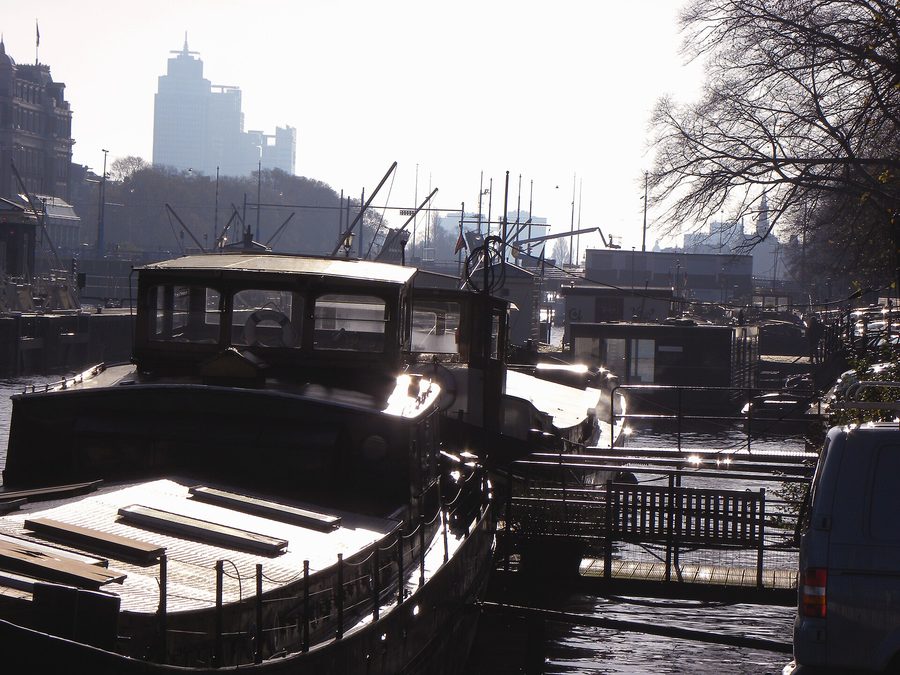 Case galleggianti lungo un canale ad Amsterdam