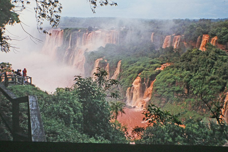 Weitblick auf die Iguaçu-Wasserfälle von der brasilianischen Seite