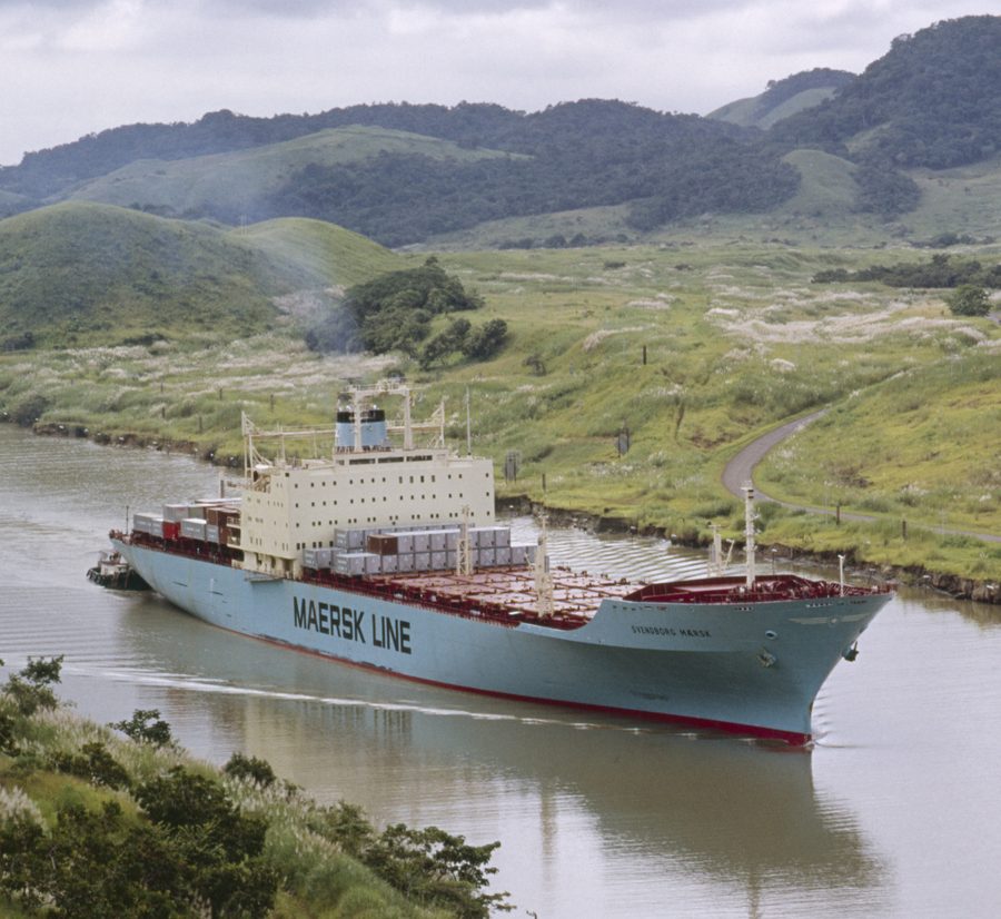 Containerschiff bei der Durchfahrt durch den Panamakanal