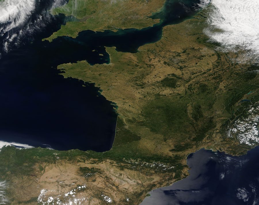 Immagine satellitare dell’Europa occidentale con condizioni estive limpide e poche nuvole.