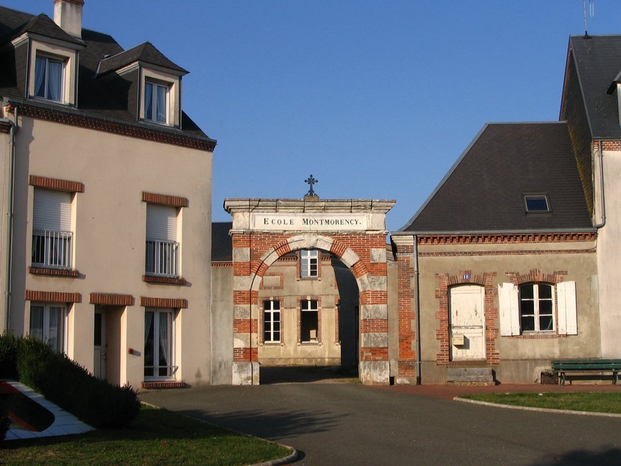 File:Courtalain - School.JPG