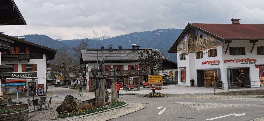 Straßengabelung mit Holzbrunnen im Ortszentrum von Reit im Winkl