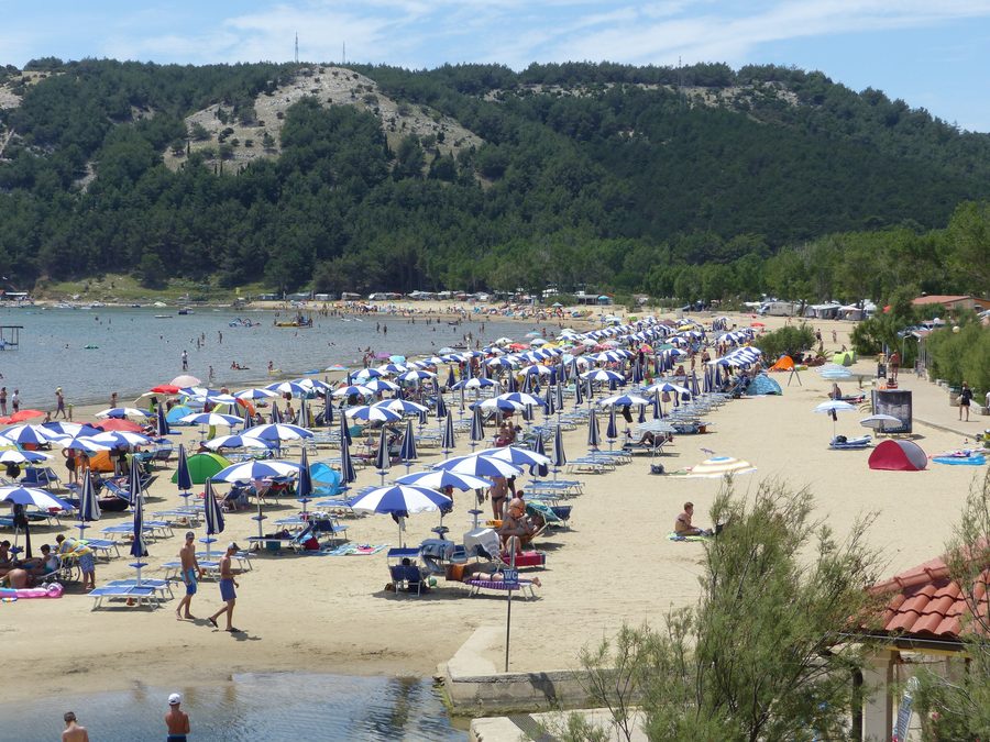 Spiaggia sabbiosa Rajska Plaža presso Lopar sull’isola di Rab