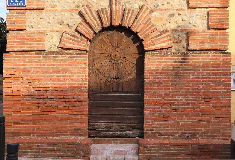 File:Bages Èglise Saint-André entrance to bell tower.jpg