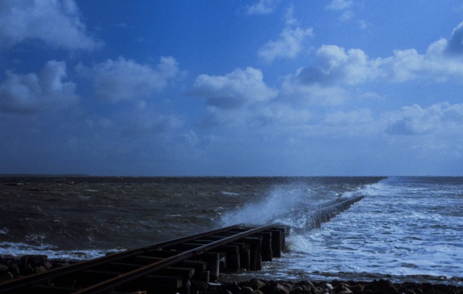 Überfluteter Damm der Halligbahn zwischen Dagebüll, Oland und Langeneß im Wattenmeer