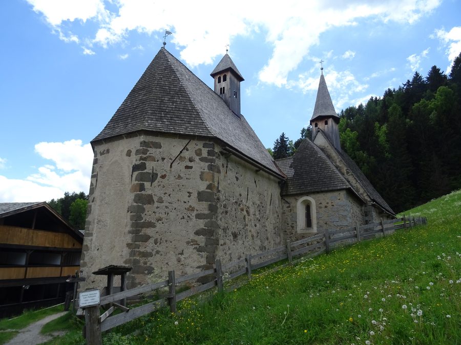 Le chiese di Santa Maddalena e San Nicola a Dreikirchen, Barbiano, Alto Adige, Italia