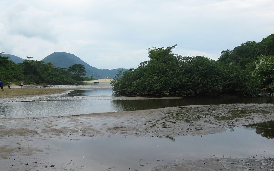 Spiaggia sulla costa di São Paulo presso Ubatuba