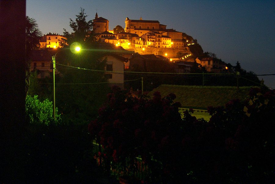 Il borgo di La Morra visto di notte da Via Roma