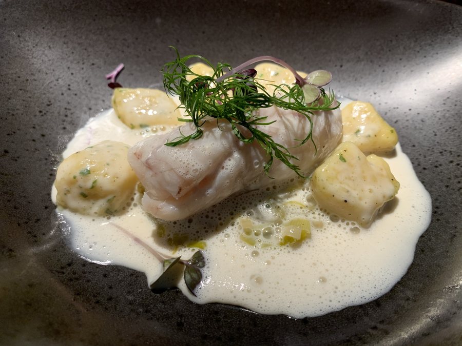 File:Bistrot du Bord de l'Eau (Levernois) - canon de lotte, gnocchi et poireaux confits, crème d'ail doux.jpg