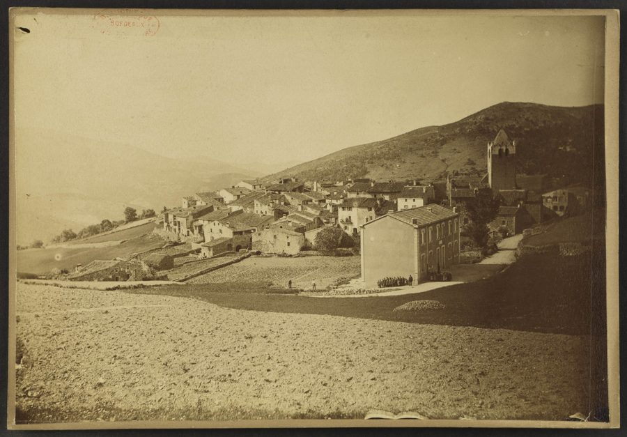 Blick auf Oms im Département Pyrénées-Orientales
