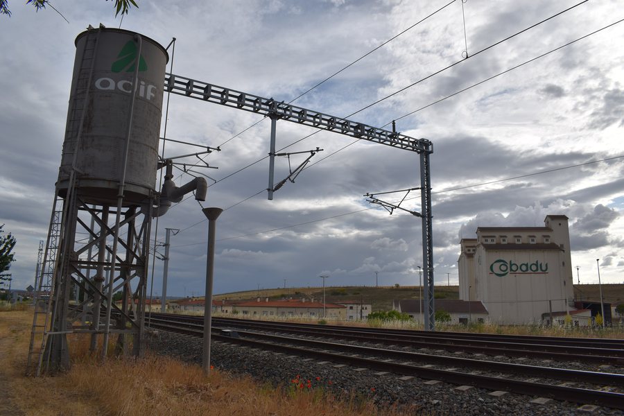 File:Silos de Ciudad Rodrigo desde a estación de tren.jpg