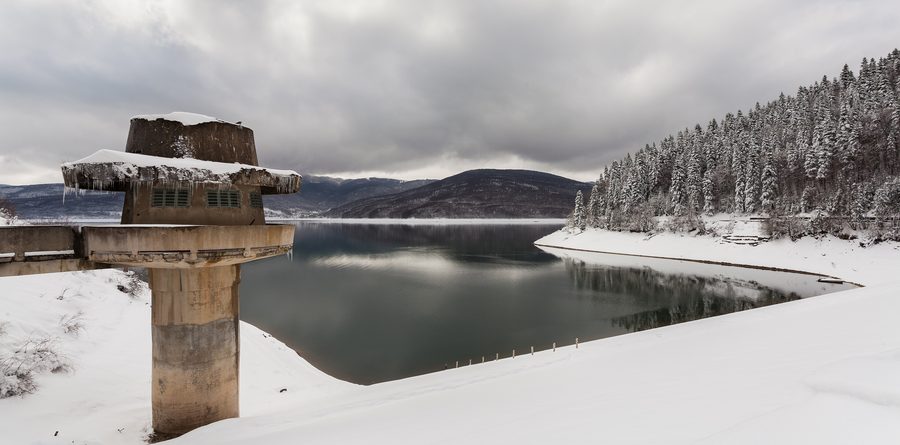 Paesaggio invernale al lago di Mavrovo con diga e torre panoramica