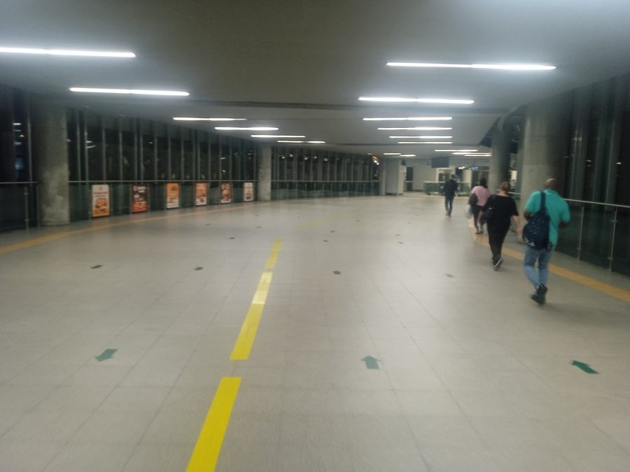 Pasillo de transferencia de la estación San Miguelito entre las líneas 1 y 2 del Metro de Panamá