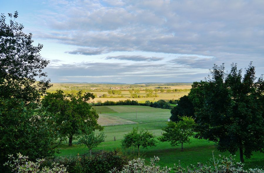 Vista dalla collina della Basilica di Bois-Chenu, Domrémy-la-Pucelle, Dipartimento dei Vosgi, Regione della Lorena (oggi Grande Est), Francia