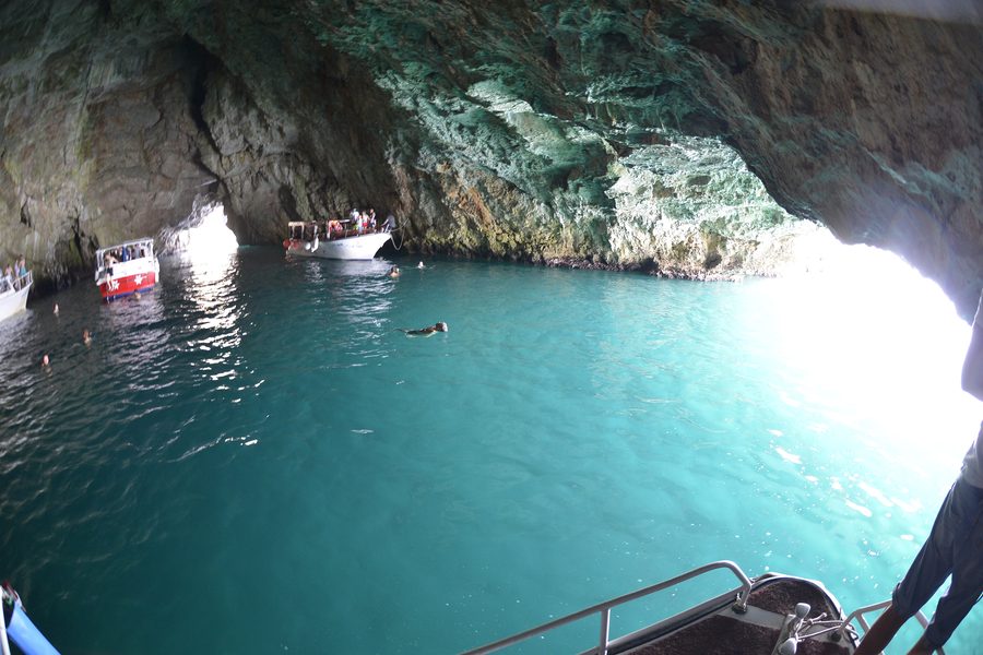 Grotta Azzurra vicino a Herceg Novi nella baia di Kotor