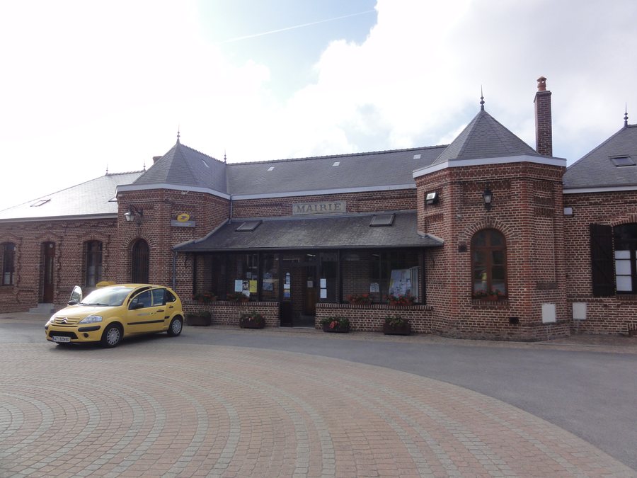 File:Clairfontaine (Aisne) mairie et ptt.JPG
