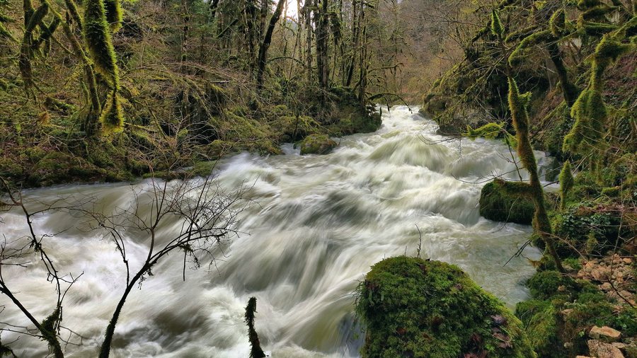 File:Pierrefontaine-les-Varans, rapides sur la Reverotte dans le Défilé des Epais Rochers.jpg