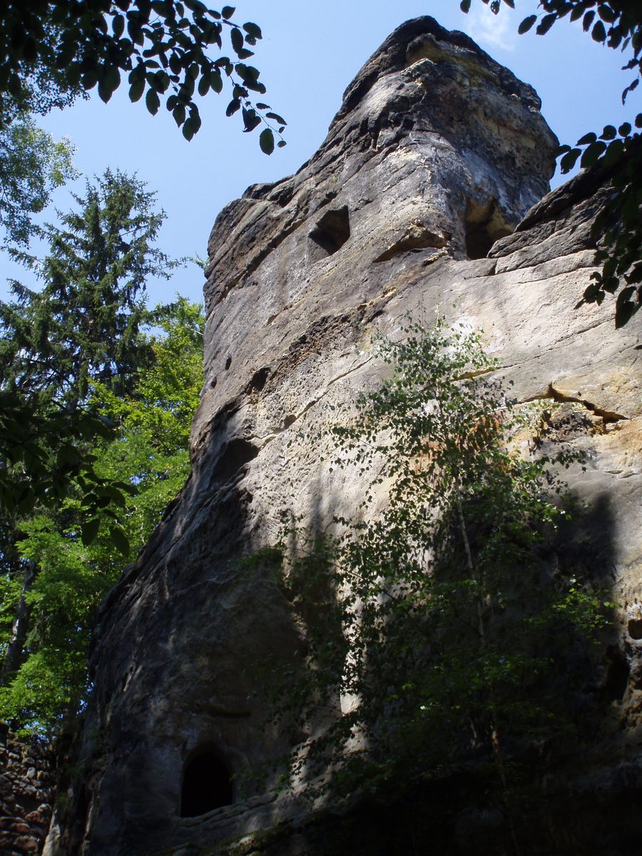 Felsenburg Svojkov auf einer Sandsteinfelsformation