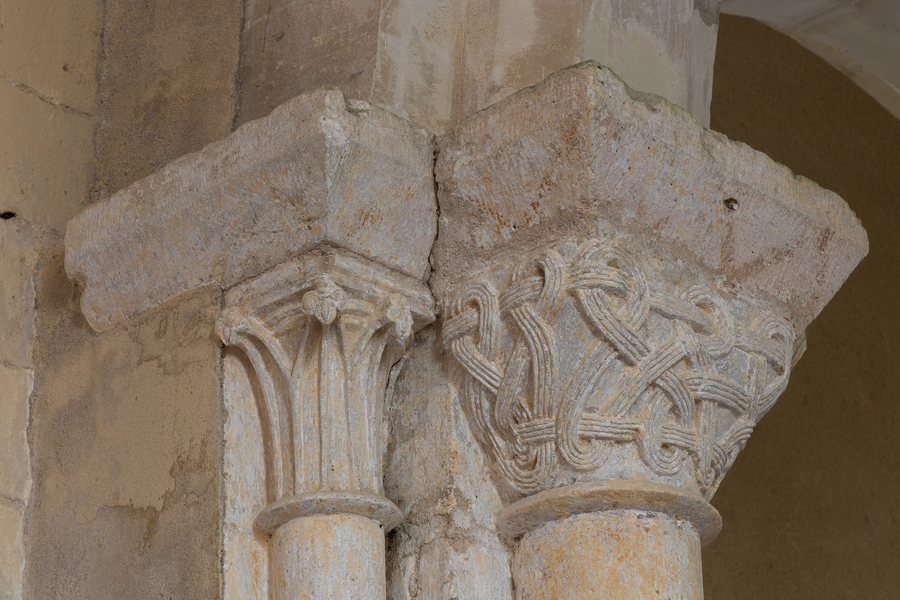 File:Joganville – Église Saint-Vigor – Chapiteaux d'arc triomphal IV – 2024 08 19.jpg