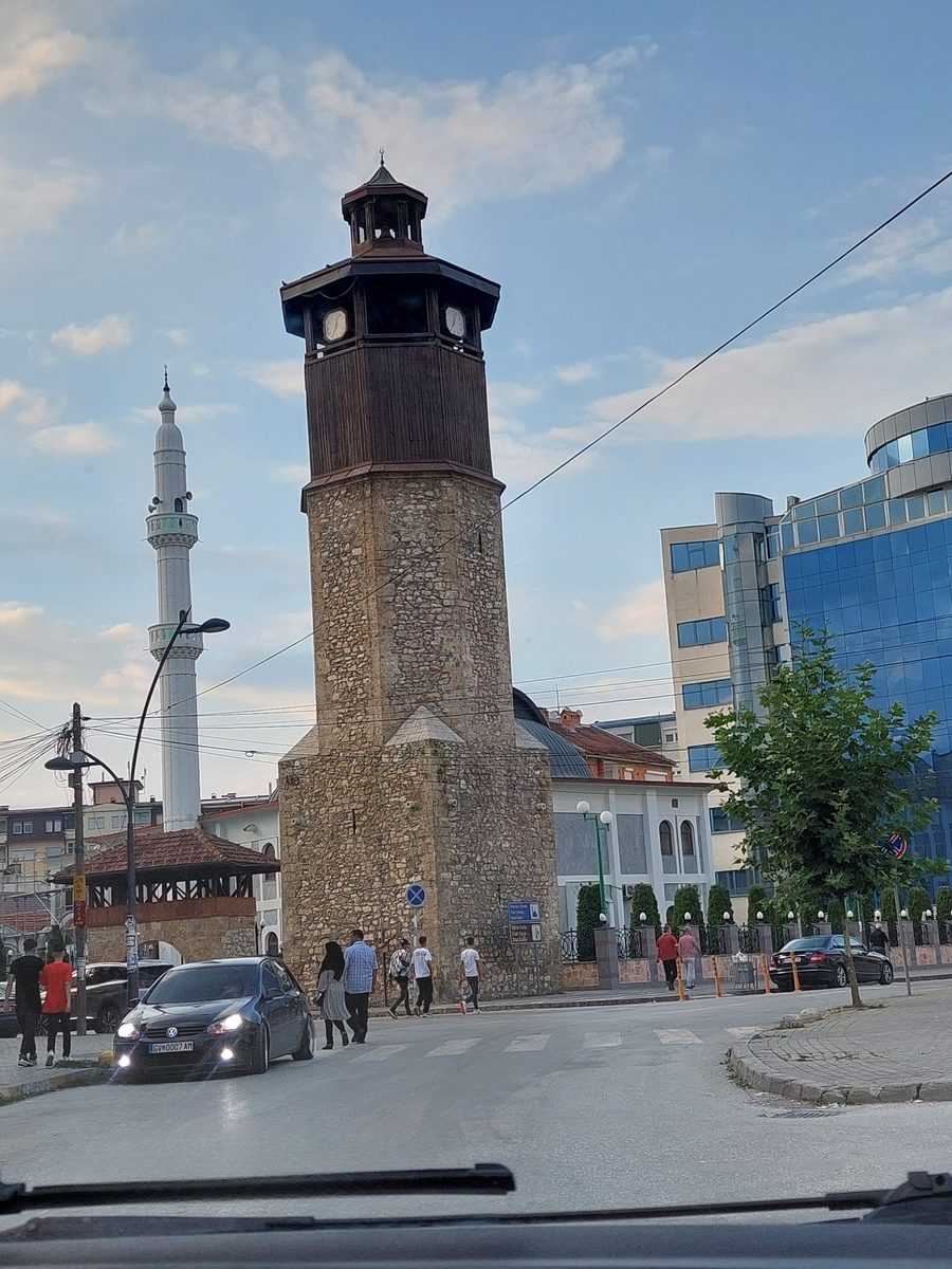 Uhrturm von Gostivar mit der Uhrmoschee im Hintergrund