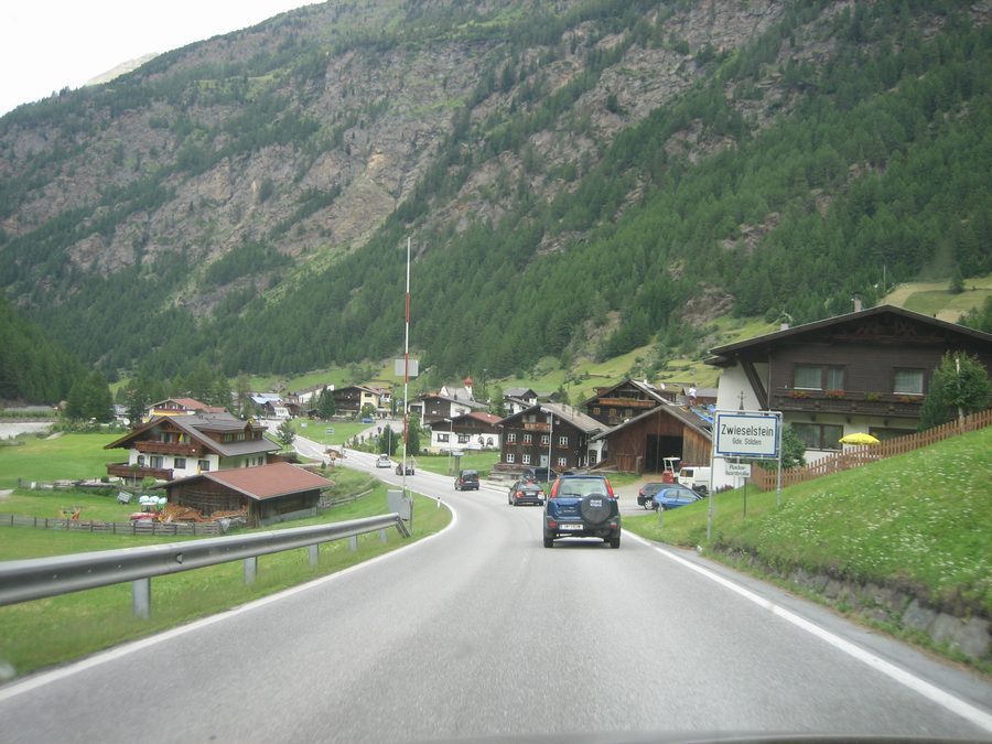 Zwieselstein im Ötztal vor alpiner Bergkulisse
