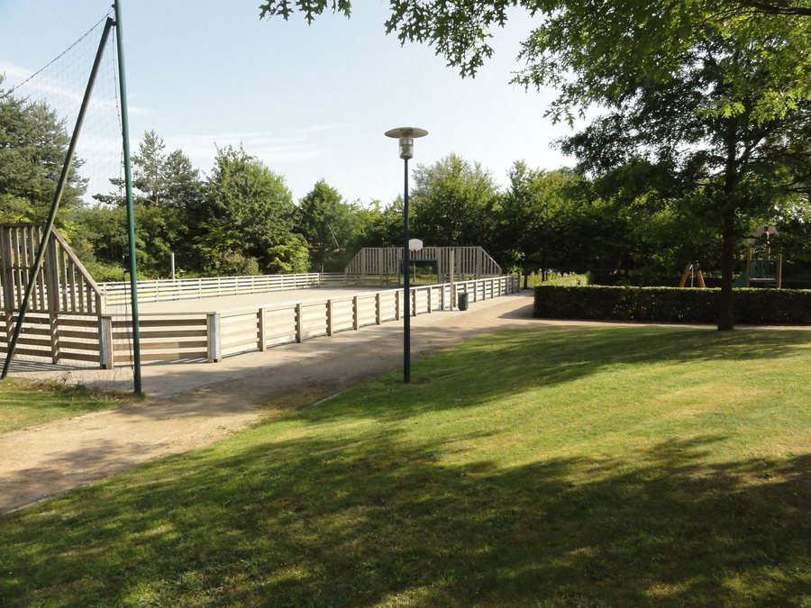 File:Auberville-la-Campagne (Seine-Mar.) terrain multisports.jpg