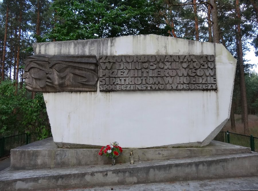 Gedenkstein im Waldgebiet der Puszcza Bydgoska bei Bydgoszcz