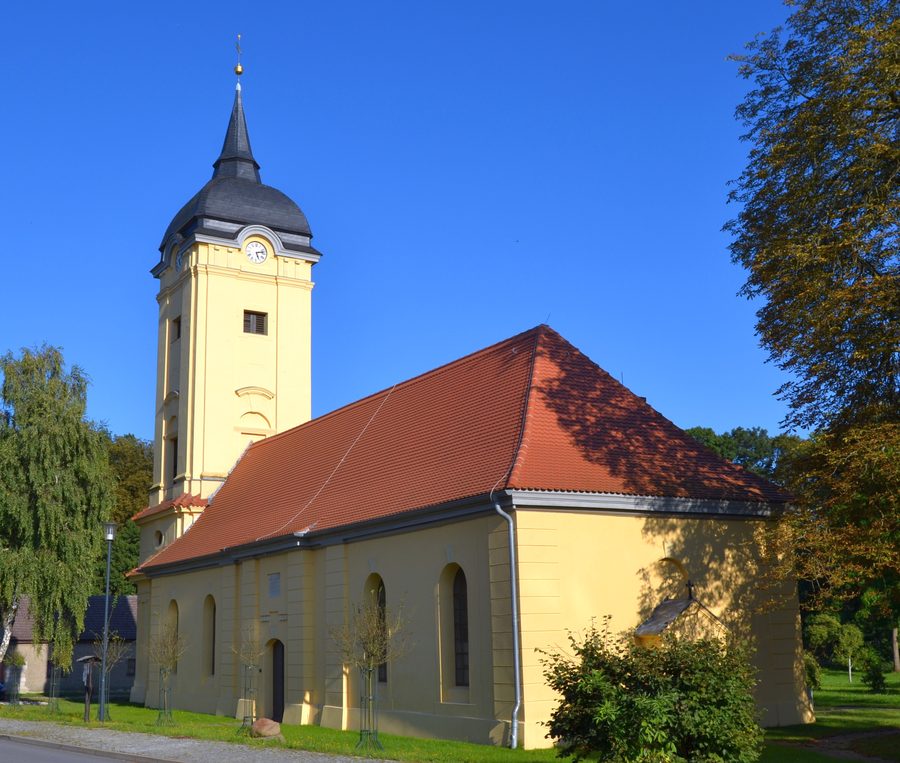 Dorfkirche Prötzel mit barockem Turm und Kirchenschiff