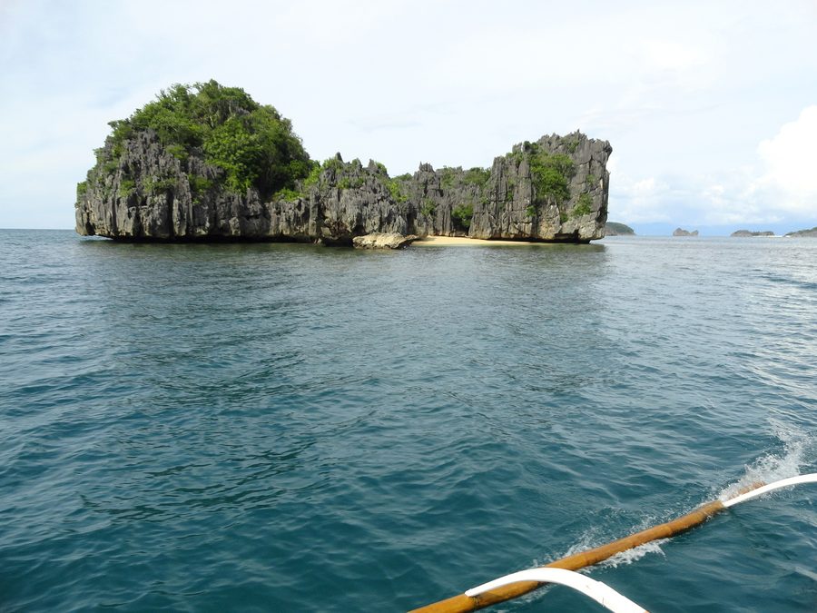 Isola presso la penisola di Caramoan