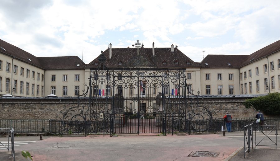 File:Plombières-lès-Dijon (21) Château - Extérieur - 01.jpg