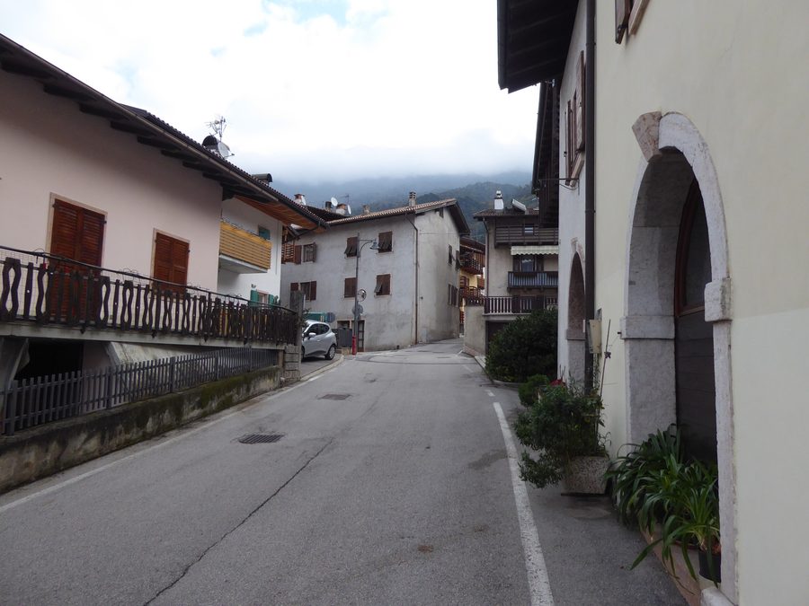 Blick auf Stravino in der Gemeinde Cavedine im Trentino