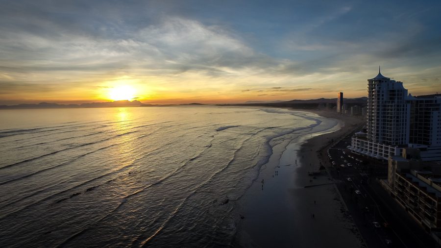 Spiaggia di Strand sulla False Bay al tramonto