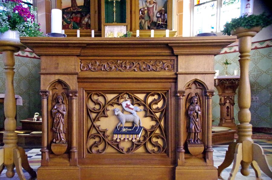 Zelebrationsaltar in der Pfarrkirche St. Paulus in Schüller