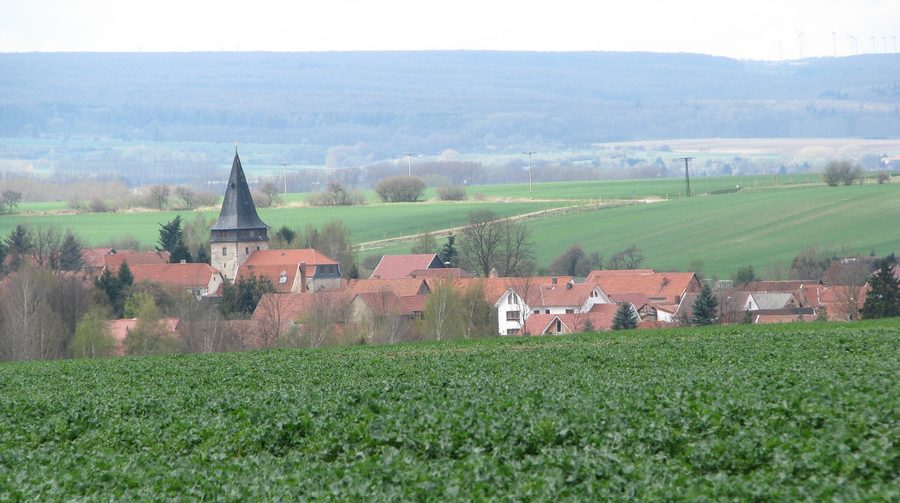 Blick auf Flarchheim von Südosten mit dem Turm der Andreaskirche