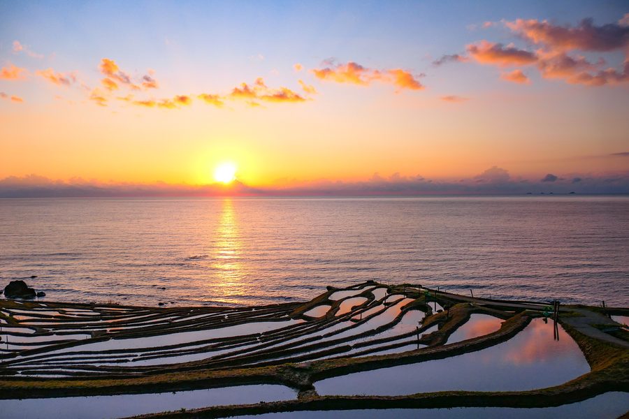 Reisterrassen von Shiroyone Senmaida bei Sonnenuntergang an der Japanischen See