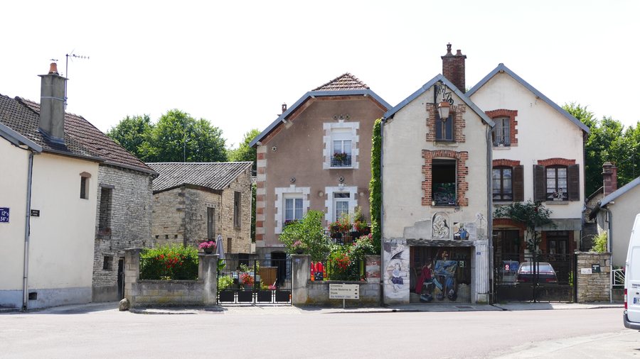 File:Mussy-sur-Seine - Place du village - 1.jpg