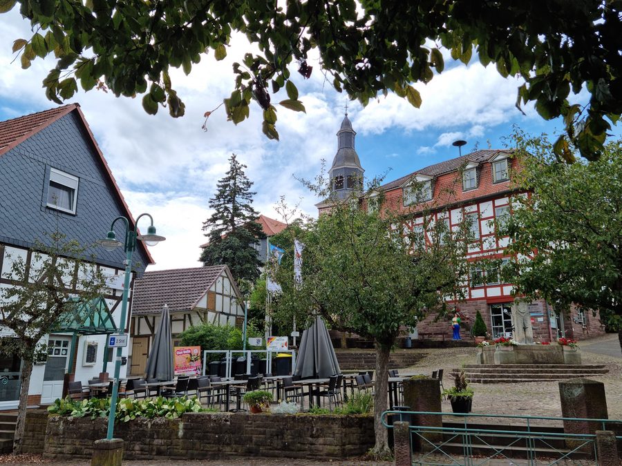 Via principale con chiesa, campanile e municipio a Bad Zwesten