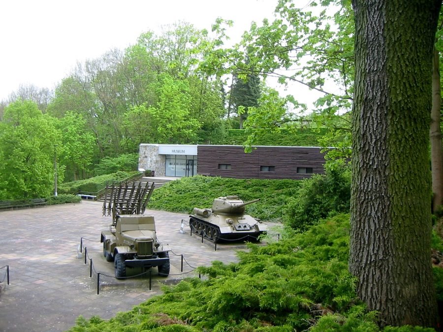 Vorplatz der Gedenkstätte Seelower Höhen mit Geschosswerfer, Panzer und Museumsgebäude