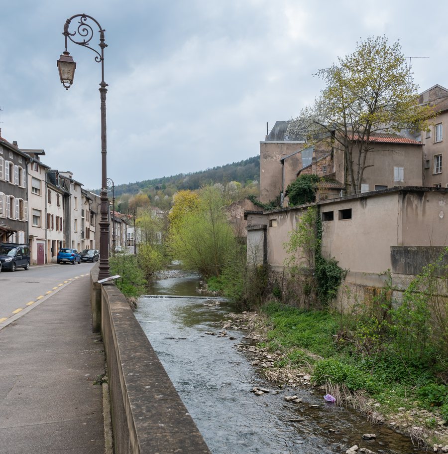 File:Ruisseau de Montenach in Sierck-les-Bains (1).jpg