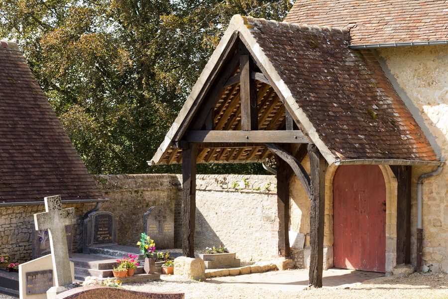 File:Porche de l'église (Saint-Jean-de-Livet, Calvados, France).jpg