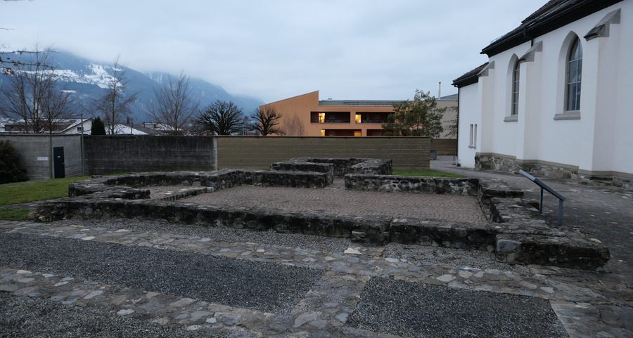 Ausgegrabene Fundamente romanischer und gotischer Kirchen neben der Pfarrkirche St. Martin in Eschen, Liechtenstein