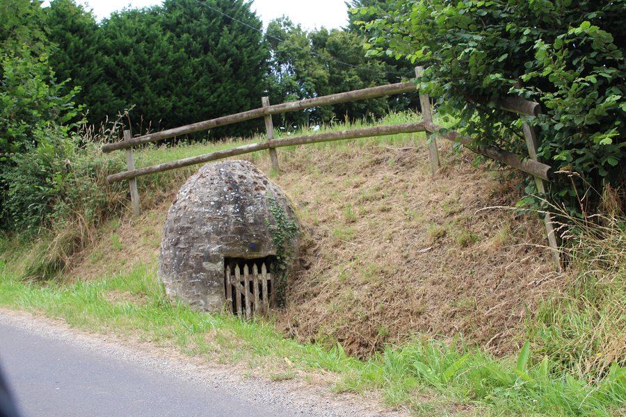 File:Champeaux-sur-Sarthe - Fontaine au bord de la route.jpg
