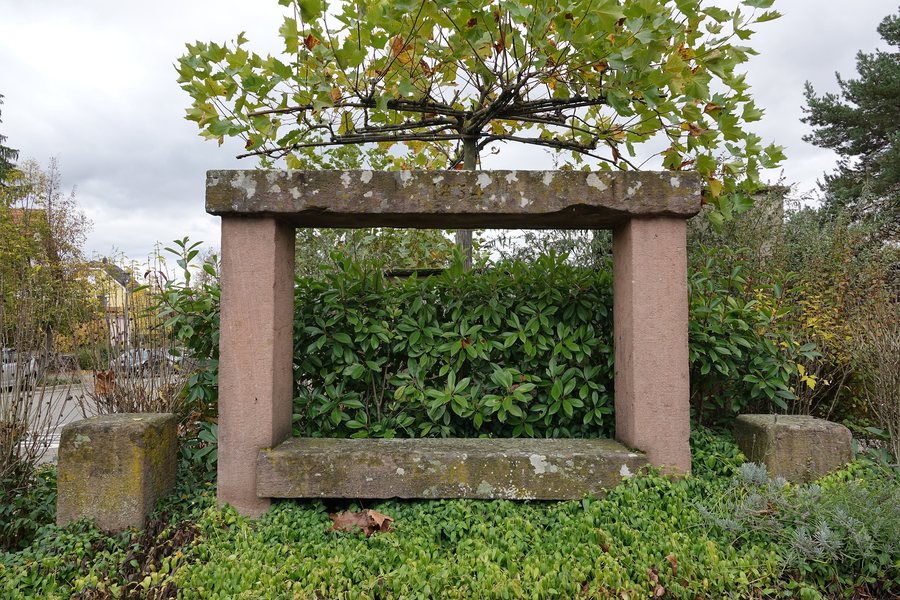File:Banc-reposoir (Dambach-la-Ville).jpg