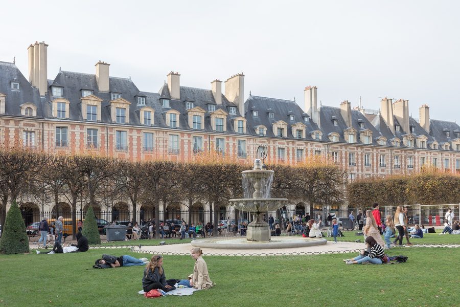 Place des Vosges a Le Marais, con la piazza storica e le arcate circostanti.