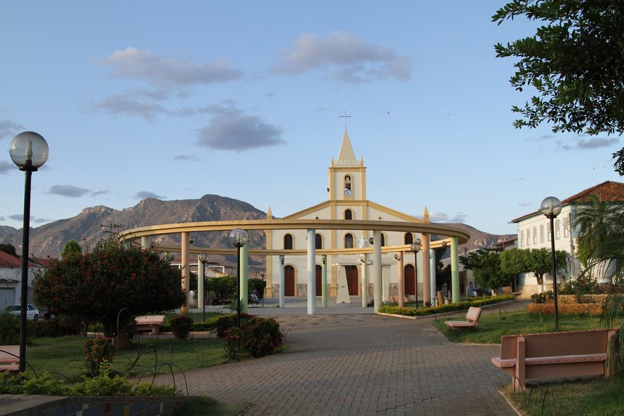 Catedral de Nossa Senhora do Livramento na Praça Dom Hélio Paschoal, em Livramento de Nossa Senhora, Bahia