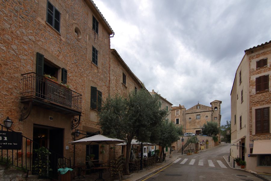 File:Banyalbufar, Carrer Comte de Sallent, 01.jpg