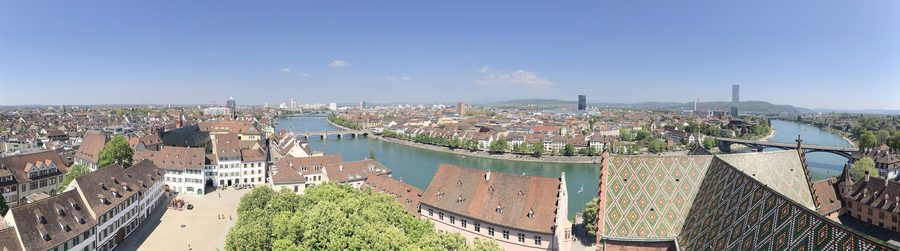 Blick vom Basler Münster auf den Münsterplatz, den Rhein und Basel
