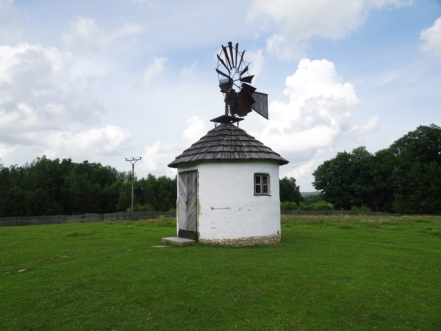 Windmühle in Jindřichovice pod Smrkem im ländlichen Vorland des Isergebirges
