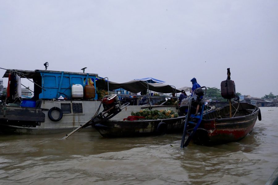 Boote auf dem schwimmenden Markt Cái Răng in Can Thơ