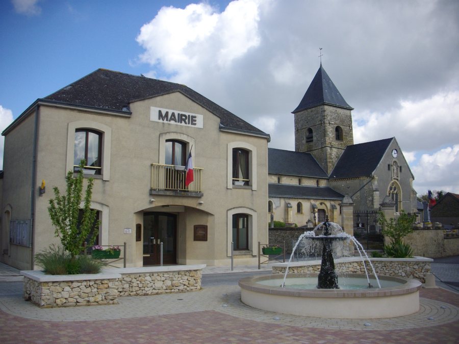File:Les Mesneux - mairie et église.JPG